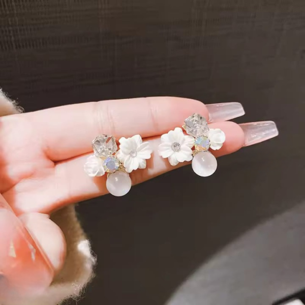 Flower Crystal Korean Earrings – Elegant Women’s Fashion Jewelry In Multiple Colors (black, Blue, Red, Yellow, Green, Sky Blue, Purple, Light Pink, Dark Pink (axt-104)